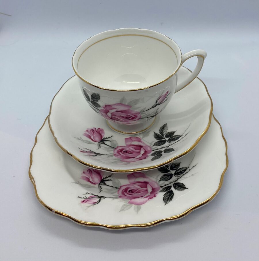 Vintage teacup 3 roses